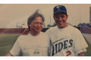 1996年Valentine氏と筆者、試合前のグラウンドにて日米野球について聞く